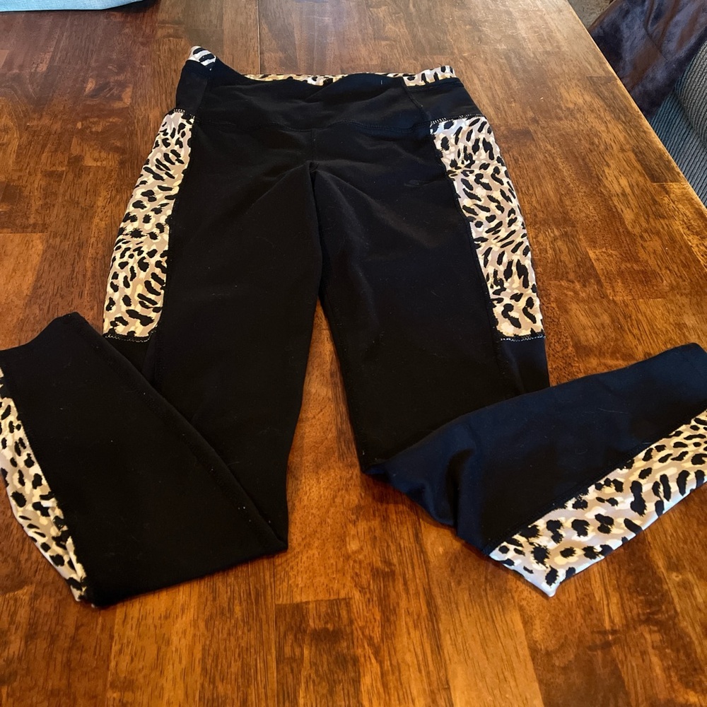 Skechers, black and tan leopard print leggings with back pockets